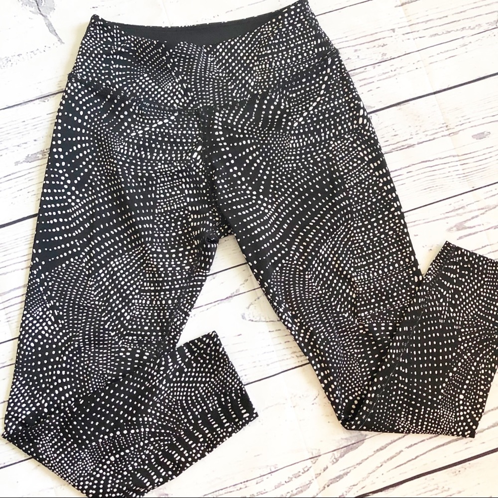 BEYOND YOGA l XS black and white Capri leggings